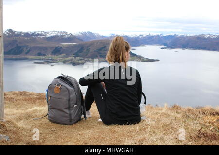 Bénéficiant d''une randonnée sur une montagne en Norvège. Banque D'Images