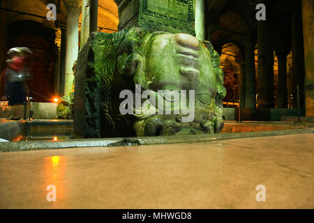 Istanbul, Turquie ; colonnes Medusa Yerebatan Saray, citerne, aka la Basilique ou citerne engloutie Banque D'Images