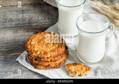 Frais sain le lait et biscuits aux céréales rustiques en bois sur l'arrière-plan. Banque D'Images