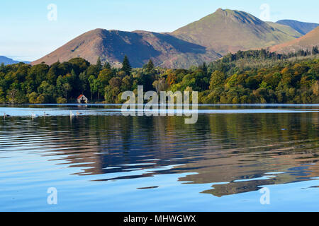 À l'ouest sur Derwent Water de Keswick dans le Parc National de Lake District en Cumbrie, Angleterre Banque D'Images