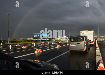 Arc-en-ciel sur le terminal Eurotunnel Calais, Coquelles, France Banque D'Images