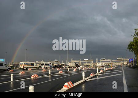 Arc-en-ciel sur le terminal Eurotunnel Calais, Coquelles, France Banque D'Images