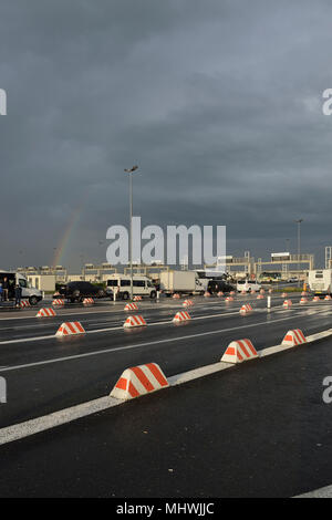 Arc-en-ciel sur le terminal Eurotunnel Calais, Coquelles, France Banque D'Images