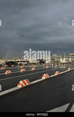 Arc-en-ciel sur le terminal Eurotunnel Calais, Coquelles, France Banque D'Images