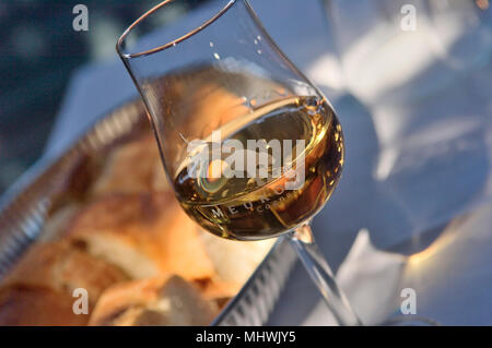 Un verre de cognac Meukow servis après un repas au restaurant de fruits de mer Les Paillotes, Île d'Aix, Charente-Maritime, France Banque D'Images