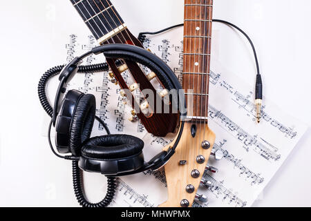 Guitare électrique et un casque avec les notes de musique. Banque D'Images