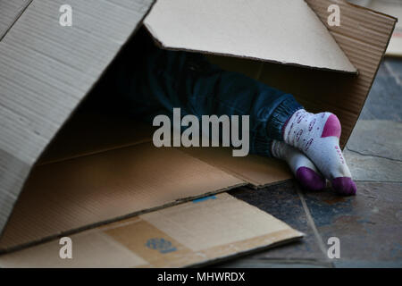 Les enfants de se cacher en boîte carton whilst moving house Banque D'Images