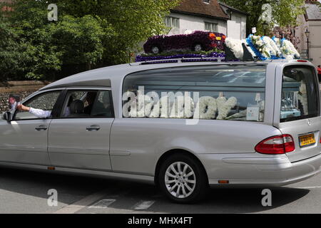 Le cortège funèbre de cambrioleur Henry Vincent, qui a été poignardé par un retraité une fois le rodage de son domicile quitte St Marys Church à St Mary Cray, Kent. Banque D'Images