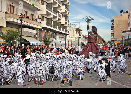 Scène du célèbre Carnaval d'Ierapetra ville avec des dizaines de groupes et plus d'un millier de participants,. La préfecture de Lassithi, Crète, Grèce. Banque D'Images