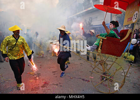 Scène du célèbre Carnaval d'Ierapetra ville avec des dizaines de groupes et plus d'un millier de participants,. La préfecture de Lassithi, Crète, Grèce. Banque D'Images