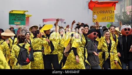 Scène du célèbre Carnaval d'Ierapetra ville avec des dizaines de groupes et plus d'un millier de participants,. La préfecture de Lassithi, Crète, Grèce. Banque D'Images