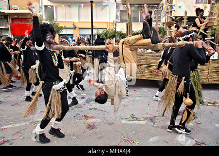 Scène du célèbre Carnaval d'Ierapetra ville avec des dizaines de groupes et plus d'un millier de participants,. La préfecture de Lassithi, Crète, Grèce. Banque D'Images