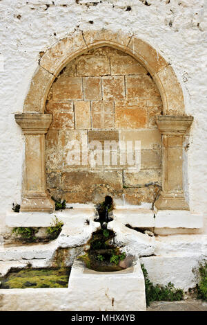 La vieille fontaine (construit en 1888) dans la région de Anatoli, un des plus beaux villages de montagne d'Ierapetra municipalité, Lassithi, Crète, Grèce. Banque D'Images