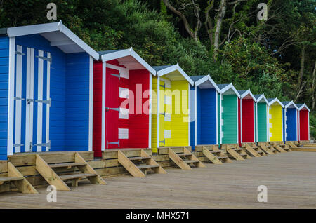 Cabines de plage en bois aux couleurs vives, face au Solent, situées sur la plage de Colwell Bay, à l'ouest de l'île de Wight, dans le sud de l'Angleterre. Banque D'Images