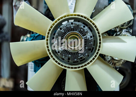 De macrophotographie du ventilateur du moteur moderne du système de refroidissement Banque D'Images