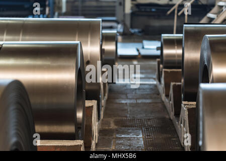 Entrepôt avec rouleaux de tôle d'acier dans l'industrie. Fabrication de matériel Banque D'Images