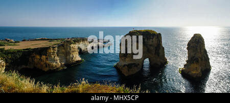 Vue panoramique sur le Raouche ou Pigeon Rock, Beyrouth, Liban Banque D'Images