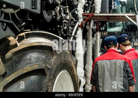 Tracteur travailleur assemble ou à la moissonneuse-batteuse à grosses machines plante. Concept industriel de machinerie lourde Banque D'Images