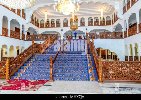 Grand escalier à l'intérieur de Guru Nanak Darbar Gurdwara, le magnifique temple Sikh Gurdwara ( ) à Gravesend Kent Banque D'Images