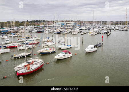 Les bateaux de plaisance et yachts amarrés dans la rivière Lymington, Lymington, Hampshire, Royaume-Uni. Banque D'Images