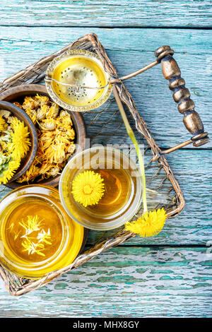 Le miel provenant d'un printemps en fleurs et une tasse de thé de pissenlit Pissenlit.jam Banque D'Images