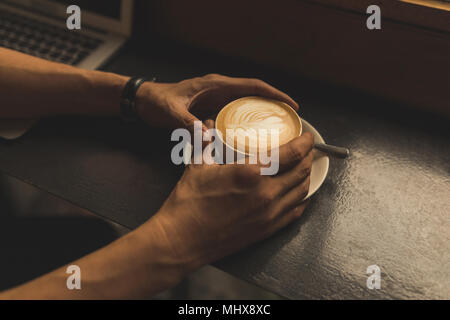 Businessman holding Coffee cup dans le café Banque D'Images