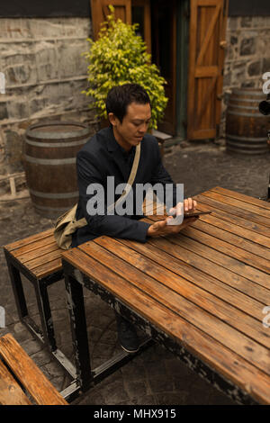 Businessman using digital tablet Banque D'Images