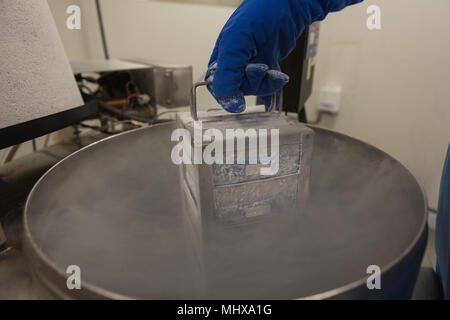 Retrait d'échantillons médicaux scientifique de la machine Banque D'Images