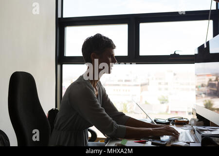 Young businesswoman working on computer Banque D'Images