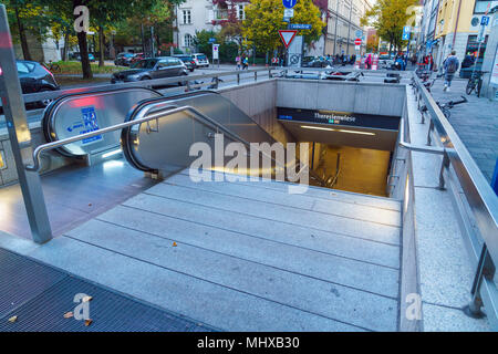 Munich, Allemagne - 16 octobre 2017 : l'entrée de la station de métro et de la vie du matin Banque D'Images