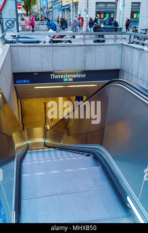 Munich, Allemagne - 16 octobre 2017 : l'entrée de la station de métro et de la vie du matin Banque D'Images