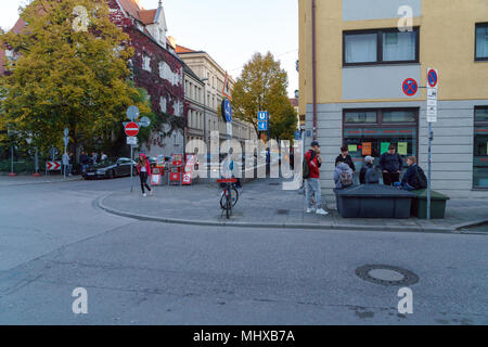 Munich, Allemagne - 16 octobre 2017 : les élèves de l'école aborder quelque chose dans la rue avant d'aller à l'école Banque D'Images