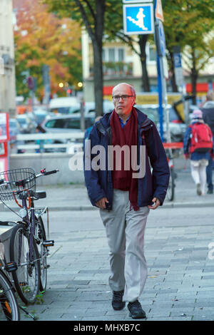 Munich, Allemagne - 16 octobre 2017 : l'Allemand man va travailler sur la rue Banque D'Images
