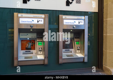 Zurich, Suisse - 16 octobre 2017 : DISTRIBUTEUR AUTOMATIQUE moderne de Credit Suisse banque à rues de ville Banque D'Images