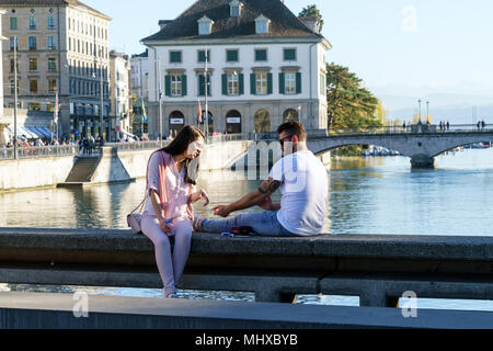 Zurich, Suisse - 16 octobre 2017 : Swiss couple jeune homme et femme se reposant sur le pont de la rivière Limmet Banque D'Images