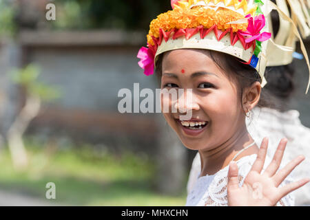 BALI, INDONÉSIE - août 17, 2016 - moine balinais et adorateur avec rituel traditionnel robe et chapeau au temple pour célébrer la pleine lune Banque D'Images