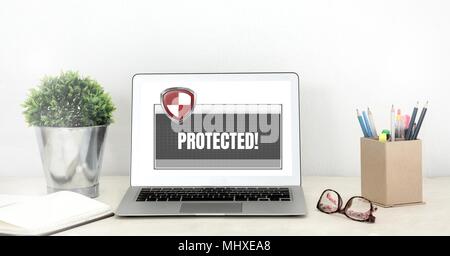 Bouclier de protection sécurité antivirus logiciel sur ordinateur portable Banque D'Images