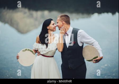 Jeune couple dans l'amour en voyage, de belles vues sur les Dolomites italiennes et lac de montagne. Bienvenue à l'italie Banque D'Images