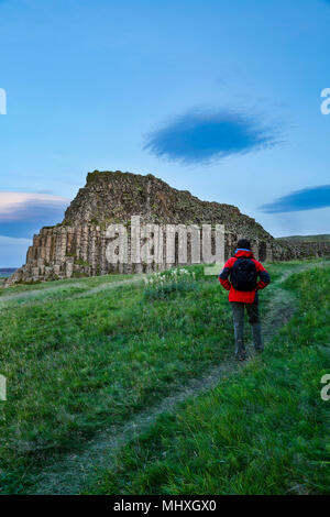 Outrcop des orgues basaltiques et randonneur sur le sentier, Dverghamrar nain (falaises), près de Foss, Islande Banque D'Images