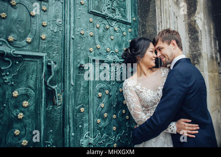 Couple nouvellement marié près de porte vert antique Banque D'Images