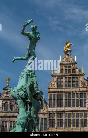 Anvers, Belgique - mai 1, 2018 Statue de brabo Anvers au grand marché. Banque D'Images