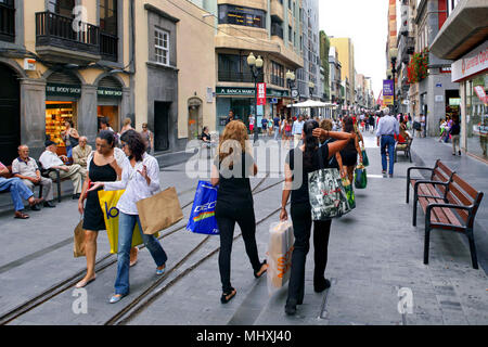 L'ancien passage acheteurs sur les voies de tramway Calle Mayor de Triana high street, Las Palmas, Gran Canaria, Îles Canaries, Espagne Banque D'Images