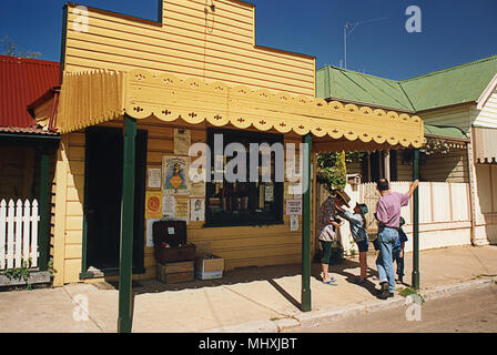 Gulgong, New South Wales, Australie : bâtiments traditionnels en bois sur la rue Mayne. Parution du modèle Banque D'Images