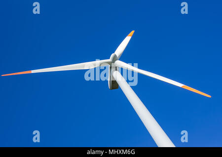 Une éolienne est un générateur d'électricité éolienne. Banque D'Images