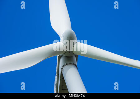 Une éolienne est un générateur d'électricité éolienne. Banque D'Images