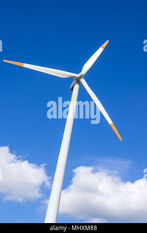 Une éolienne est un générateur d'électricité éolienne. Banque D'Images