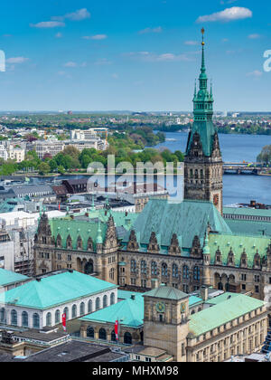 Toits de Hambourg Cityscape - L'Hôtel de ville ou au Rathaus (1897) avec des Lacs Alster derrière Banque D'Images