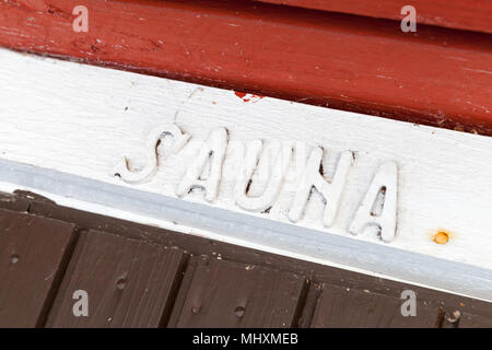 Sauna signe sur planche en bois blanc. Entrée au sauna finlandais traditionnel prix Banque D'Images