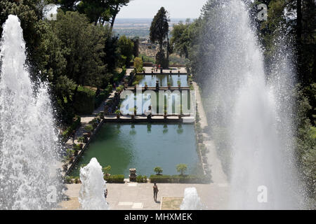 Vue sur les magnifiques jardins paysagers luxuriants et de niveau et d'étangs. Villa d'Este. Tivoli. L'Italie. Villa d'Este, célèbre pour son utilisation spectaculaire Banque D'Images