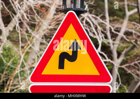 S dangereux, triangle de signalisation d'avertissement près de rural road Banque D'Images